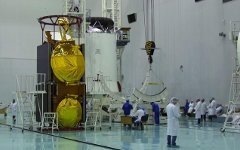 Спутники в сборочном цехе. Фото c сайта gazprom-spacesystems.ru