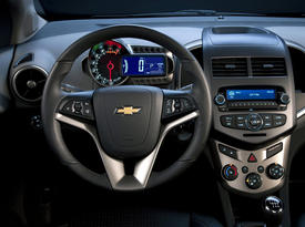 Chevrolet Sonic. Руль, передняя панель, центральная консоль