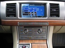 Центральная консоль Jaguar XF. Фото Auto.km.ru