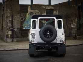 Трехдверный Land Rover Defender Raw Limited Edition. Зад-фронт