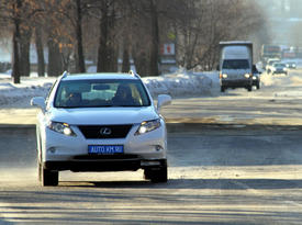 Lexus RX 350 на дороге
