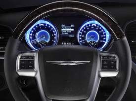 Chrysler 300 (2011). Рулевое колесо и датчики приборной панели