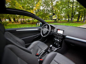 Opel Astra GTC H. Фото 4 Auto.km.ru