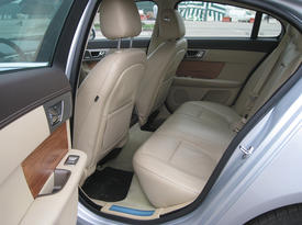 Пассажирские сиденья Jaguar XF. Фото Auto.km.ru