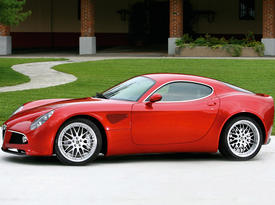 Alfa Romeo 8c Competizione. Вид сбоку