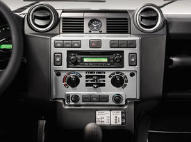 Трехдверный Land Rover Defender Raw Limited Edition. Центральная консоль