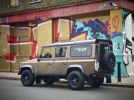 Пятидверный Land Rover Defender Raw Limited Edition. Зад-бок