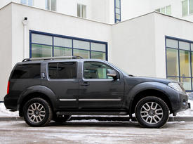 Nissan Pathfinder. Вид сбоку