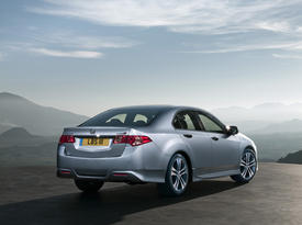 Honda Accord (2012). Вид сзади