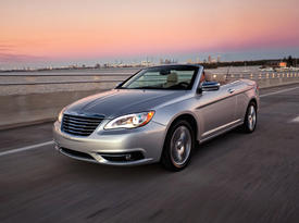 Chrysler 200 Convertible. Перед-бок