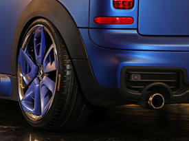 MINI Clubman Cooper S Schmidt Revolution. Задний диск и выхлопная труба
