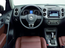 Volkswagen Tiguan (2012). Руль, передняя панель, центральная консоль