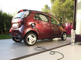 Mitsubishi i-MiEV на подзарядке. Зад-бок