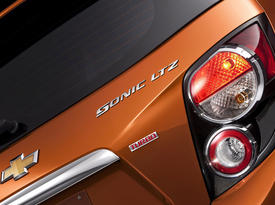 Chevrolet Sonic. Фонарь и шильдик