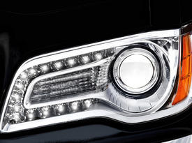 Chrysler 300 (2011). Фара