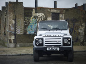 Трехдверный Land Rover Defender Raw Limited Edition. Перед-фронт