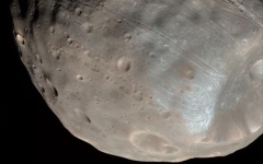 Фобос с расстояния 5800 км. Фото nasa.gov