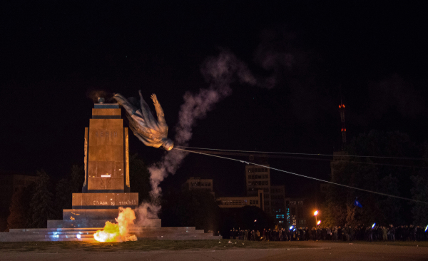 Снонс памятника Ленину в Харькове © РИА Новости, Игорь Чекачков