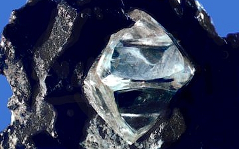 Алмаз в материнской породе. Фото с сайта wikimedia.org
