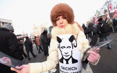 Участница митинга. Фото: KM.RU