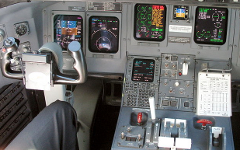 Кабина CRJ-200. Фото Дмитрия Денисенкова с сайта wikipedia.org