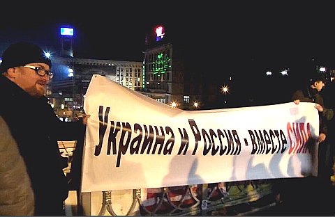Виталий Милонов с баннером. Фото пользователя Twitter @villemilonov