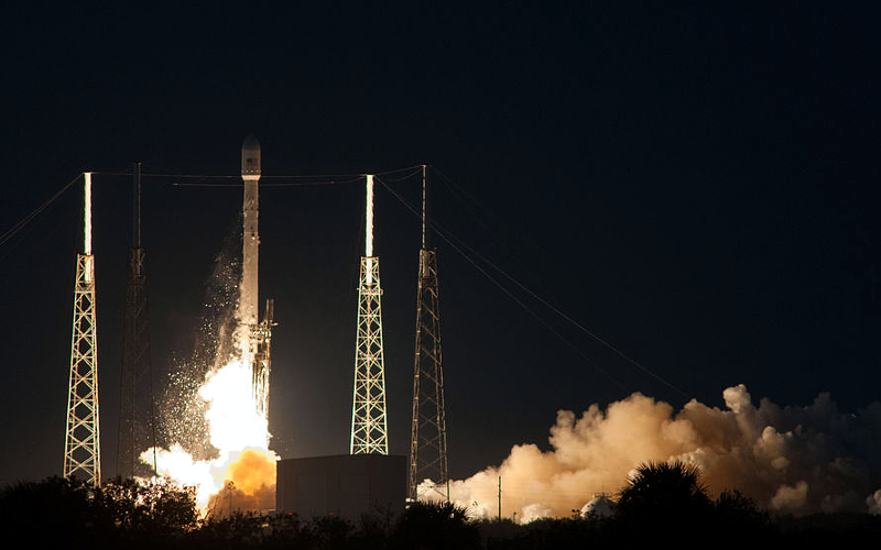 Старт Falcon 9. Фото с сайта spacex.com