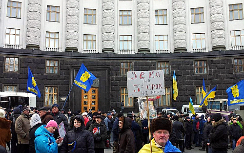 Протестующие у здания кабмина Украины. Фото пользователя Твиттера @TukvaSociopat