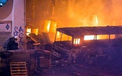 Горящие автобусы милиции на улице Грушевского. Фото из Facebook Виталия Уманца