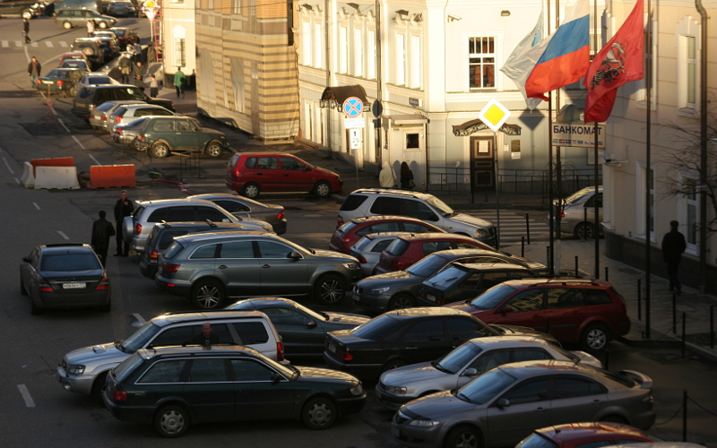 Парковка в центре Москвы © KM.RU