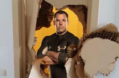 Джонни Куинн и сломанная им дверь. Коллаж пользователя Twitter @JohnnyQuinnUSA
