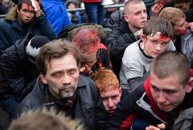 Подростков выводят из мэрии. Кадр «Громадське ТВ»