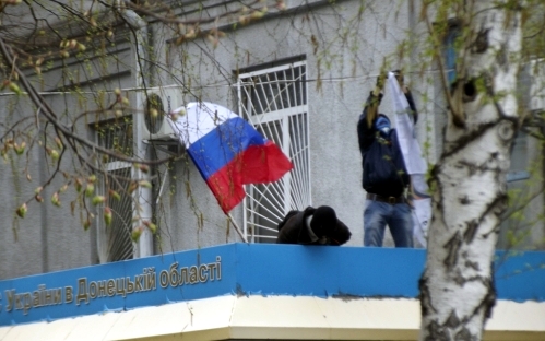 Флаг РФ на здании райотдела милиции в Славянске. Стоп-кадр с видео в YouTube