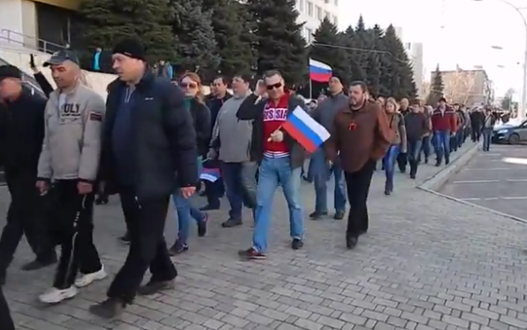 Митингующие в Луганске. Стоп-кадр с видео в YouTube