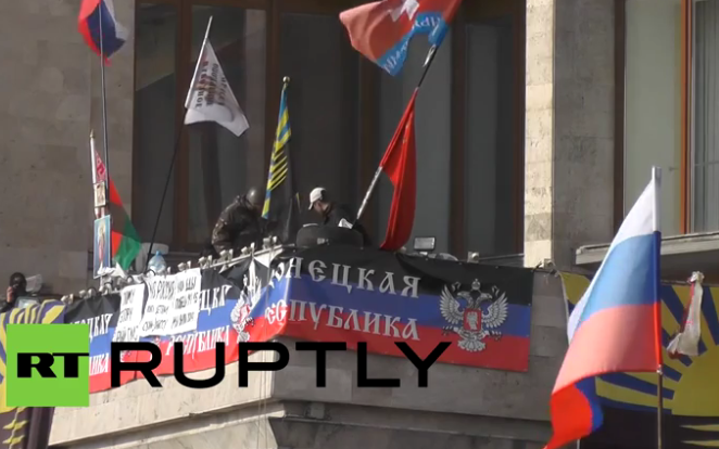 Митингующие в здании обладминистрации в Донецке. Кадр телеканала Russia Today