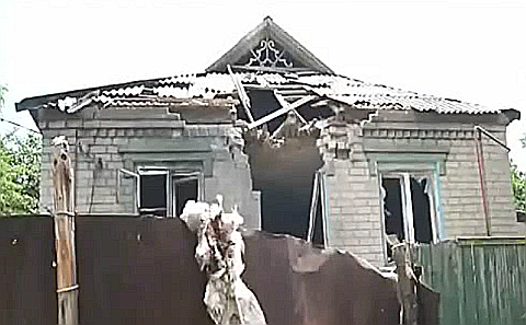 Пострадавший при обстреле жилой дом в Славянске. Стоп-кадр с видео в YouTube