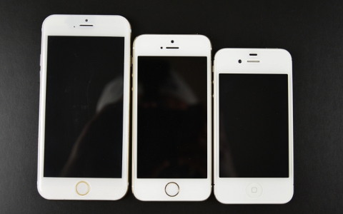 Слева направо: iPhone 6, 5, 4. Фото с сайта sonnydickson.com