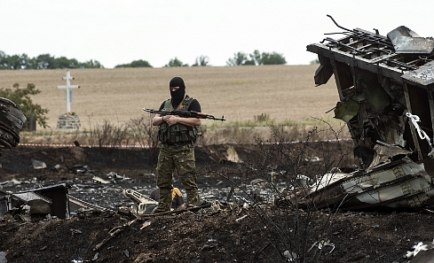 Ополченец на месте катастрофы. Фото с сайта osce.org