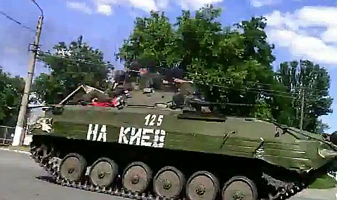 Ополченцы по пути в Донецк. Стоп-кадр с видео в YouTube
