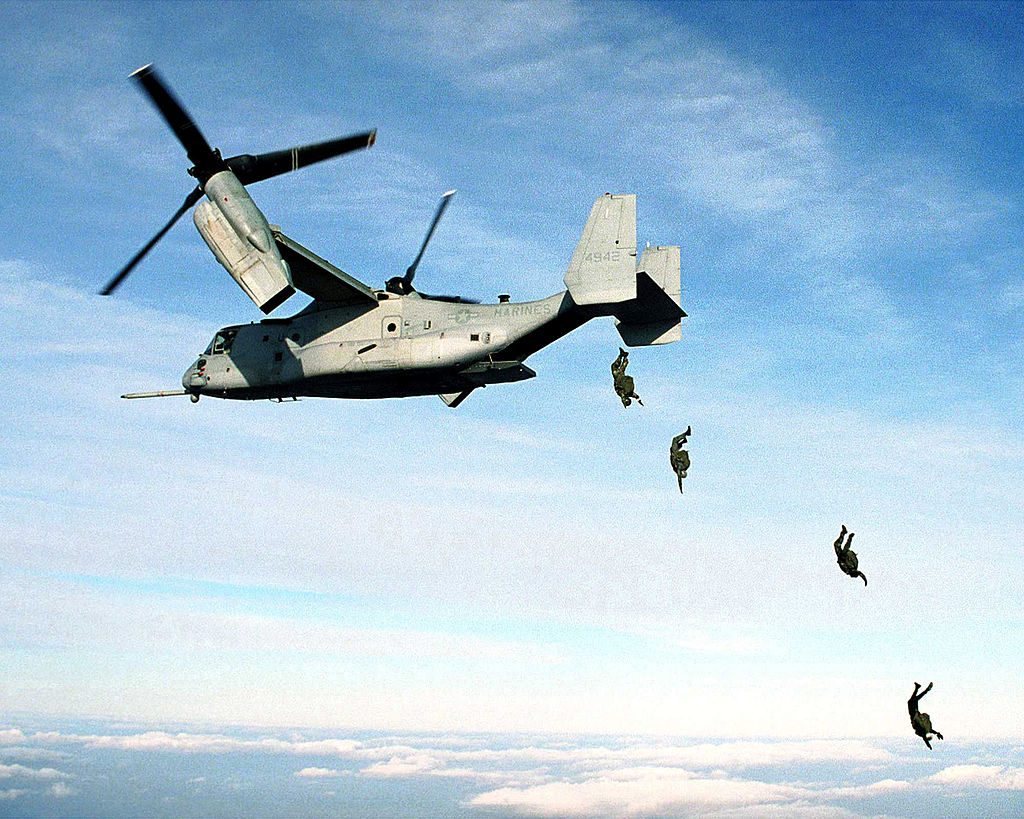 Десантирование с конвертоплана V-22 морпехов США. Фото с сайта wikimedia.org