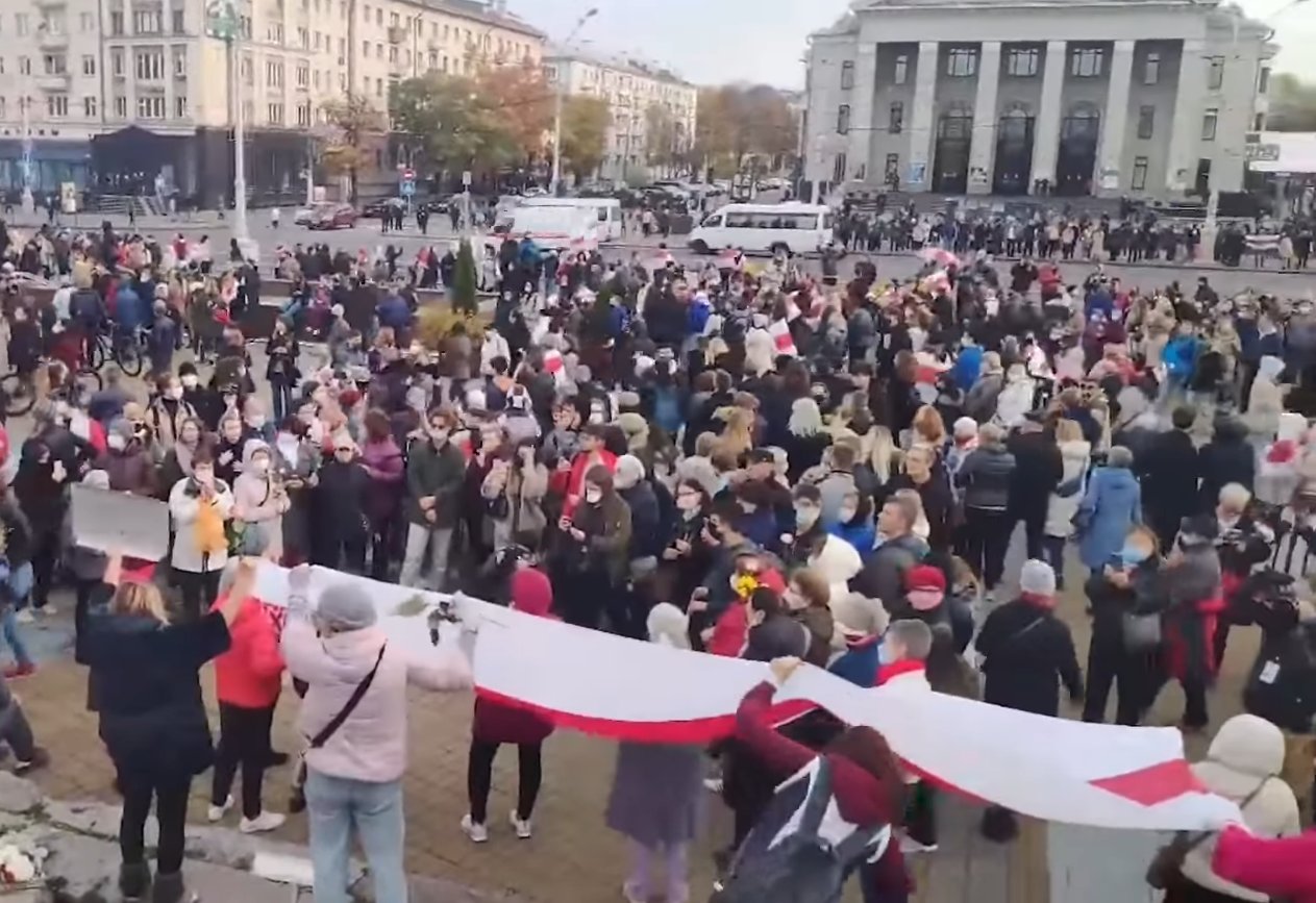 © KM.RU, Стоп-кадры из видеотрансляции Tut.by
