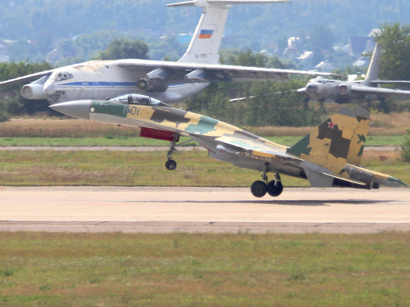 Взлет истребителя Су-35 © KM.RU, Илья Шабардин