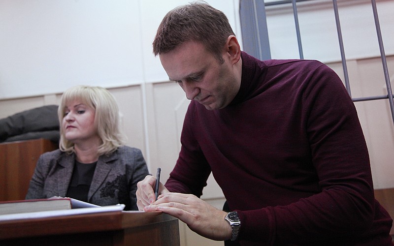 Ольга Михайлова и Алексей Навальный во время судебного процесса